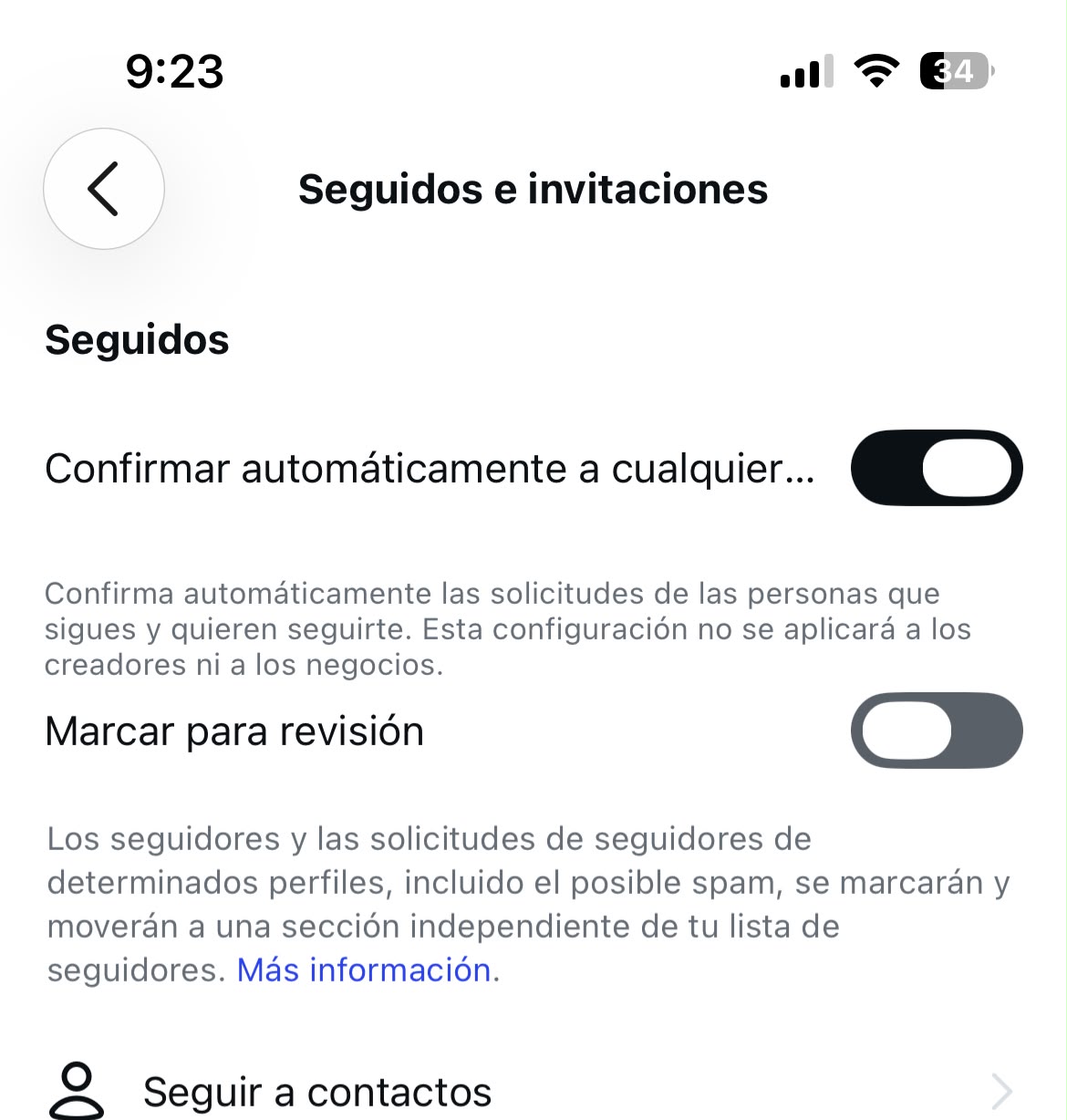 Ejemplo de la pantalla Seguidos e invitaciones en Instagram, mostrando Confirmar automáticamente activado y Marcar para revisión desactivado